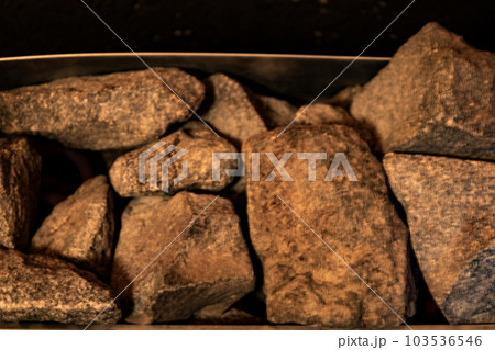 お洒落なプライベートドライサウナのサウナルームで熱せられた岩・石・ホットストーンのアップ(東京都) お洒落なプライベートドライサウナのサウナルームで熱せられた岩・石・ホットストーンのアップ(東京都) 103536546