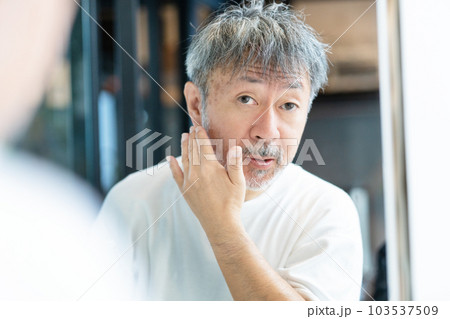 お肌のお手入れをするミドルエイジの男性 103537509