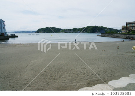 葉山 鐙摺(あぶずり)バス停から見える小浜海岸 葉山 鐙摺(あぶずり)バス停から見える小浜海岸 103538682