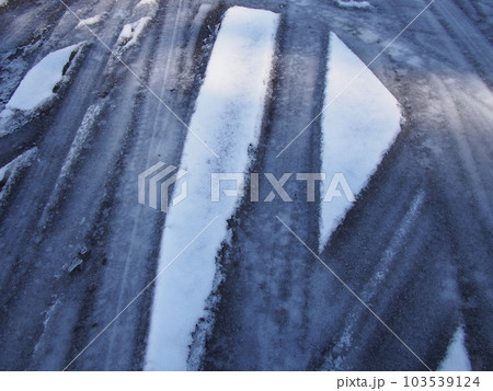 圧雪した道路 圧雪した道路 103539124