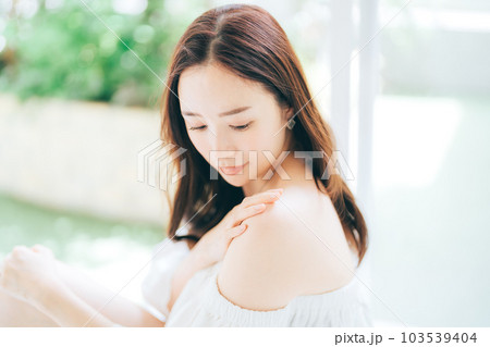 スキンケア、UVケアをする若い女性 103539404