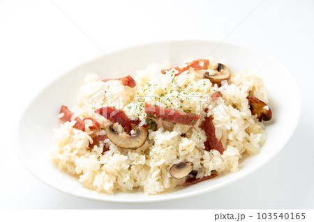 サラミとマッシュルームのバターライス。(白バック) 103540165