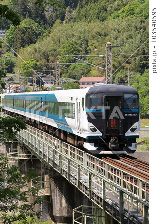 日本で唯一!? 歩道併設の鉄道橋 第一吾妻川橋梁(群馬県)を特急草津四万が通過 日本で唯一!? 歩道併設の鉄道橋 第一吾妻川橋梁(群馬県)を特急草津四万が通過 103540595