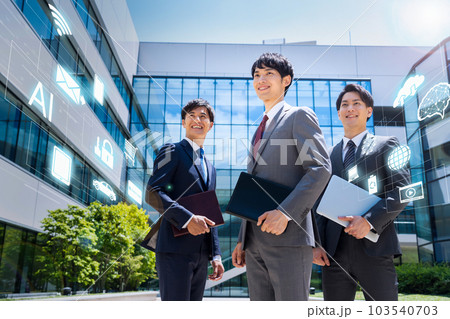 オフィスで働くビジネスマン　撮影協力「LINK FOREST」 103540703