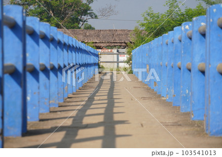bridge photo with focus leading line 103541013