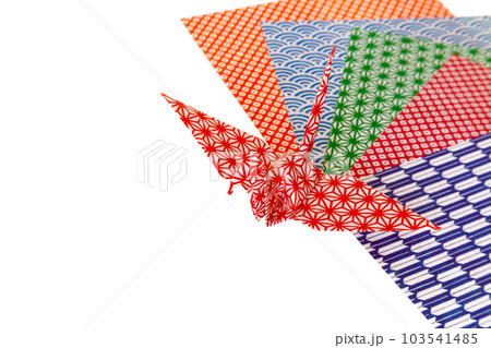折り鶴の切り抜き、縁起物の素材【白背景】 折り鶴の切り抜き、縁起物の素材【白背景】 103541485