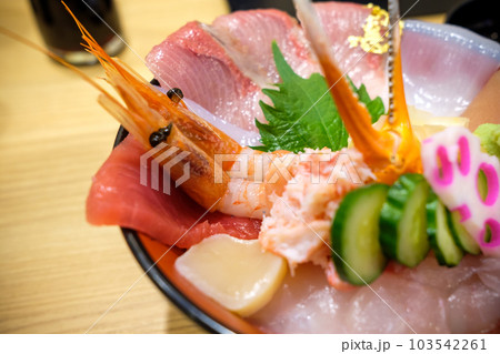 海鮮丼　　新鮮な魚貝をふんだんに使った美味しい海鮮丼 103542261