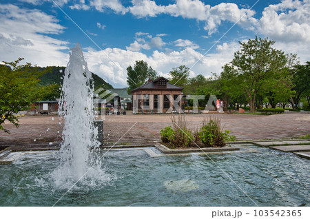 小坂鉱山事務所前の噴水の風景 103542365