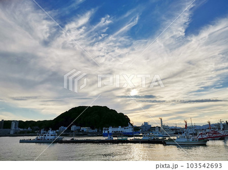 秋の夕暮れの空と宇品島 103542693