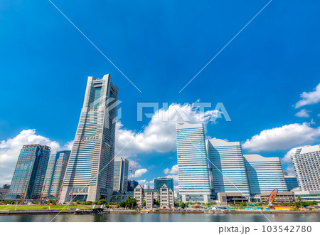 横浜みなとみらいの都市風景　ランドマークタワーとクイーンズスクエアと横浜コスモワールド 103542780
