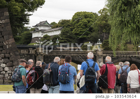 皇居の二重橋を観光する外国人ツアー客達 皇居の二重橋を観光する外国人ツアー客達 103543614
