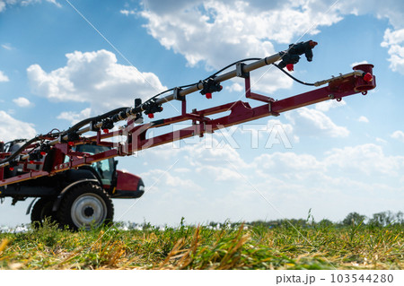 Machine for spraying pesticides and herbicides on the field Machine for spraying pesticides and herbicides on the field 103544280