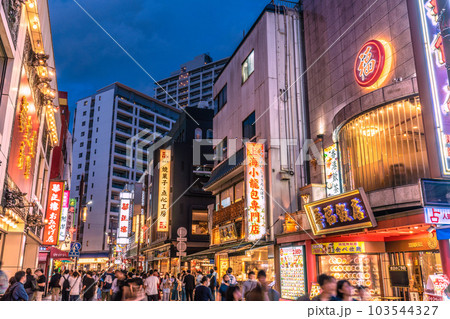 日本の横浜都市景観 5類移行から3週間以上…、横浜中華街はマスク無しの方が増。感染爆発無し=6月3日 日本の横浜都市景観 5類移行から3週間以上…、横浜中華街はマスク無しの方が増。感染爆発無し=6月3日 103544327