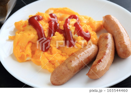スクランブルエッグとウィンナー 103544460