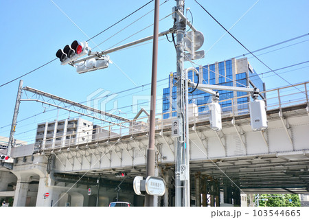 下から見上げる東京都内の高架 下から見上げる東京都内の高架 103544665