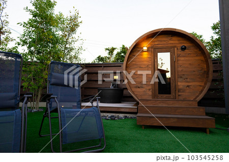 お洒落なプライベートの木製バレルサウナ・ドライサウナと水風呂、ととのうチェア（東京都） 103545258