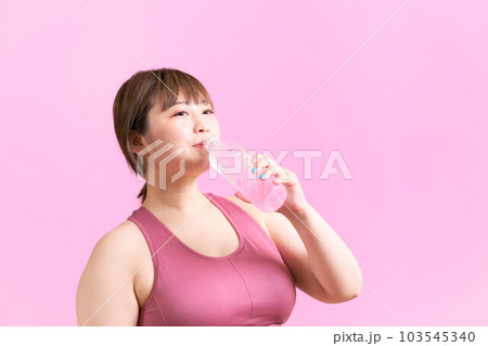 水分補給をする豊満な若い女性　プラスサイズモデル　イメージ 103545340