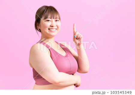 スポーツウェアを着たプラスサイズモデルのポートレート 103545349