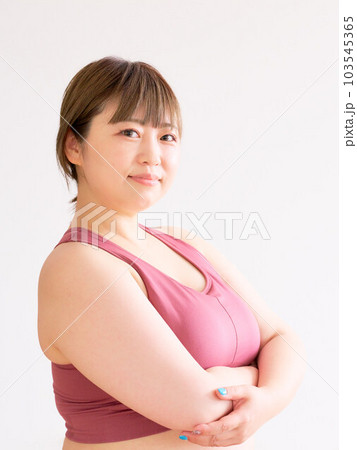 スポーツウェアを着たプラスサイズモデルのポートレート スポーツウェアを着たプラスサイズモデルのポートレート 103545365