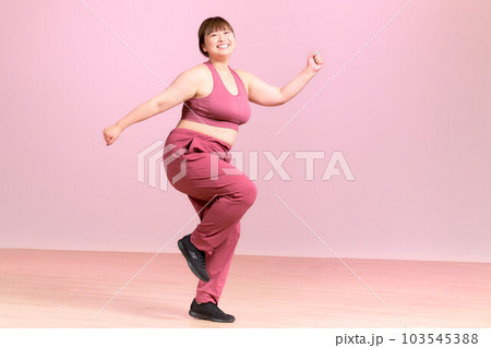 エクササイズをする豊満な若い女性 プラスサイズモデル イメージ エクササイズをする豊満な若い女性 プラスサイズモデル イメージ 103545388