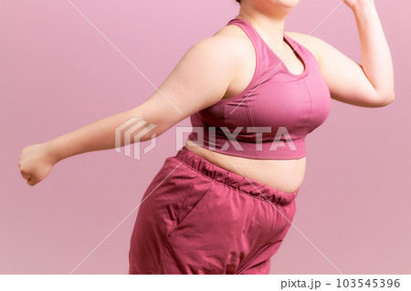 トレーニングをするスポーツウェア着用の女性 プラスサイズモデル イメージ トレーニングをするスポーツウェア着用の女性 プラスサイズモデル イメージ 103545396