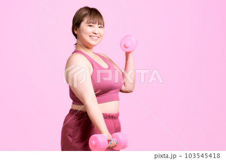 トレーニングをするスポーツウェア着用の若い女性　プラスサイズモデル　ポートレート 103545418