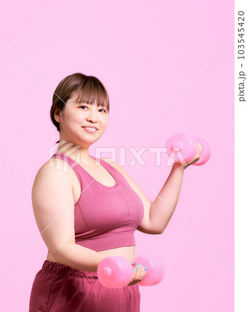 トレーニングをするスポーツウェア着用の若い女性　プラスサイズモデル　ポートレート 103545420