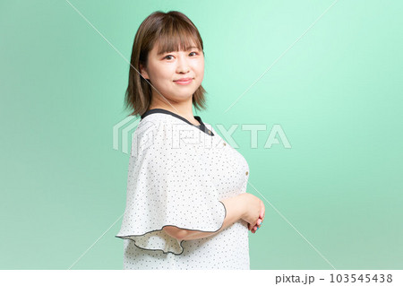 ぽっちゃり体型の若い女性 ビジネスカジュアル プラスサイズモデル ぽっちゃり体型の若い女性 ビジネスカジュアル プラスサイズモデル 103545438