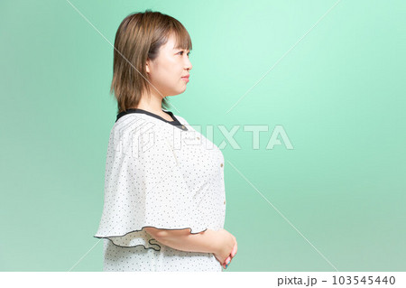 ぽっちゃり体型の若い女性 ビジネスカジュアル プラスサイズモデル ぽっちゃり体型の若い女性 ビジネスカジュアル プラスサイズモデル 103545440