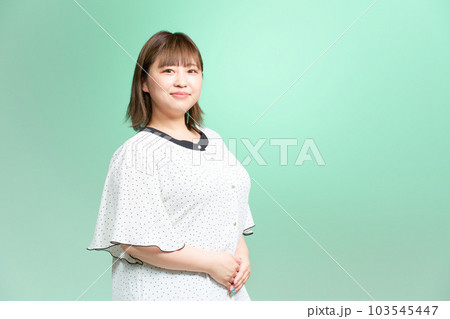ぽっちゃり体型の若い女性　ビジネスカジュアル　プラスサイズモデル 103545447