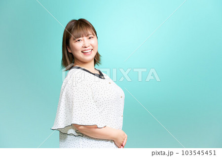 ぽっちゃり体型の若い女性　ビジネスカジュアル　プラスサイズモデル 103545451