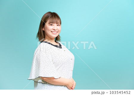 ぽっちゃり体型の若い女性 ビジネスカジュアル プラスサイズモデル ぽっちゃり体型の若い女性 ビジネスカジュアル プラスサイズモデル 103545452