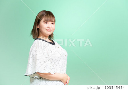 ぽっちゃり体型の若い女性 ビジネスカジュアル プラスサイズモデル ぽっちゃり体型の若い女性 ビジネスカジュアル プラスサイズモデル 103545454