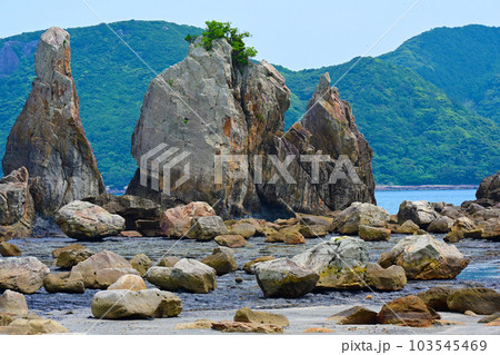 珍しい奇岩の風景 橋杭岩 「はしぐいいわ」 珍しい奇岩の風景 橋杭岩 「はしぐいいわ」 103545469