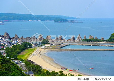 珍しい奇岩の風景　橋杭岩 「はしぐいいわ」 103545472