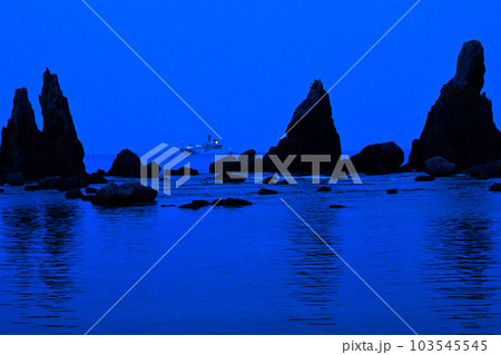 珍しい奇岩の風景 橋杭岩 「はしぐいいわ」 珍しい奇岩の風景 橋杭岩 「はしぐいいわ」 103545545