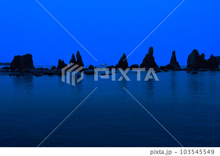 珍しい奇岩の風景　橋杭岩 「はしぐいいわ」 103545549