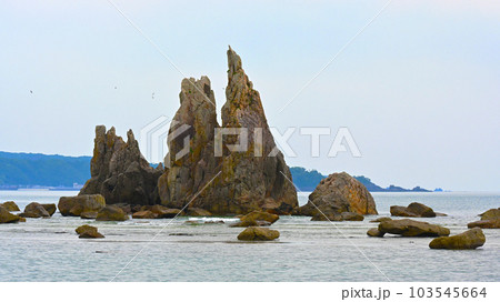 珍しい奇岩の風景 橋杭岩 「はしぐいいわ」 珍しい奇岩の風景 橋杭岩 「はしぐいいわ」 103545664