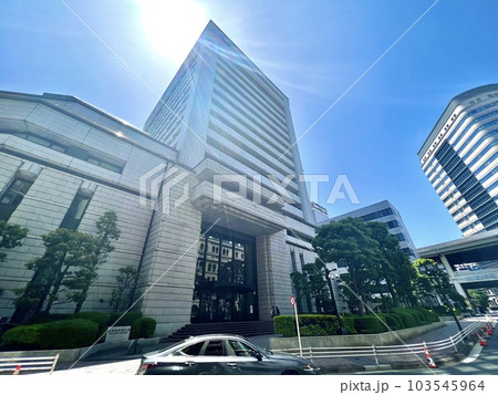 太陽の光に照らされた東京証券取引所とその周辺 太陽の光に照らされた東京証券取引所とその周辺 103545964