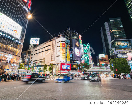 土曜夜の渋谷スクランブル交差点 103546086