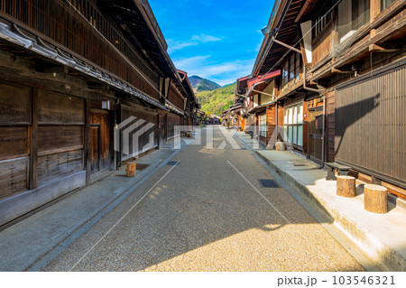 長野県　中山道　奈良井宿の町並み 103546321