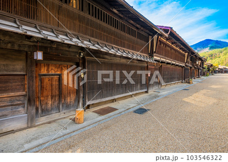 長野県　中山道　奈良井宿の町並み 103546322