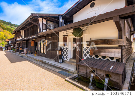 長野県　中山道　福島宿の町並み 103546571