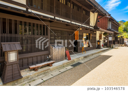 長野県　中山道　福島宿の町並み 103546578