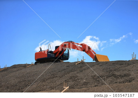 法面を工事するショベルカー（法面バケット） 103547187