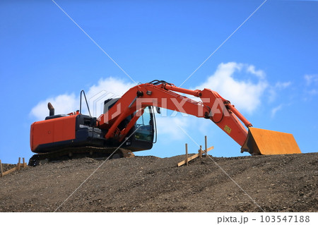 法面を工事するショベルカー（法面バケット） 103547188