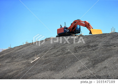 法面を工事するショベルカー(法面バケット) 法面を工事するショベルカー(法面バケット) 103547189
