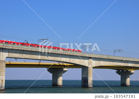 セントレア大橋を渡る名鉄電車 セントレア大橋を渡る名鉄電車 103547191