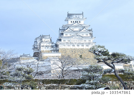 雪の姫路城全景 雪の姫路城全景 103547861
