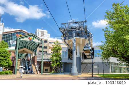 横浜みなとみらいの都市風景　ロープウェイ　ワールドポーターズ側 103548060